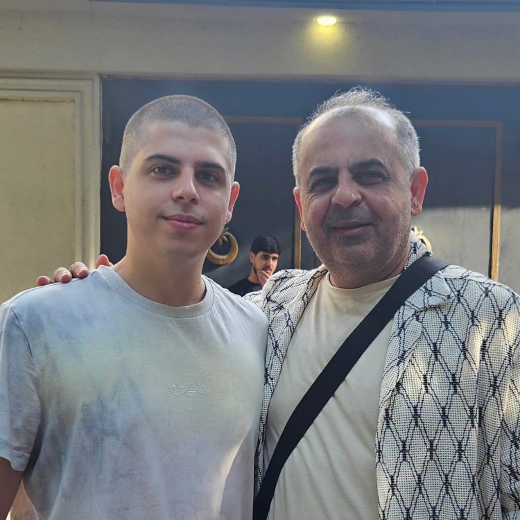 Əməkdar artist oğlunu əsgər yola saldı – FOTO