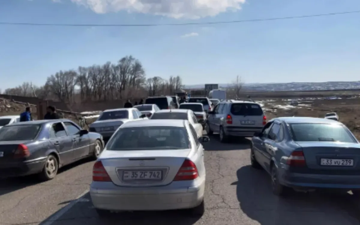 Ermənistanda fermerlər İrana gedən yolu bağladılar