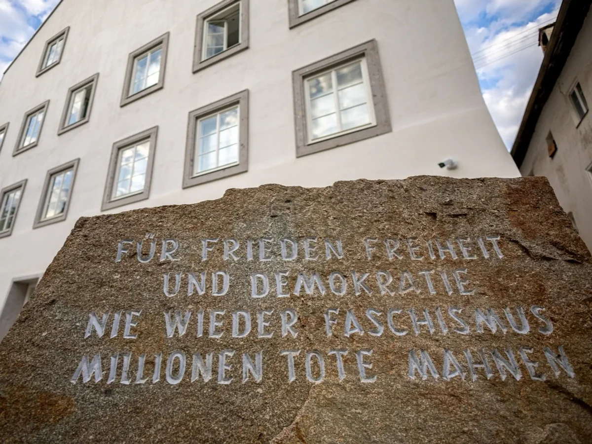 Hitlerin doğulduğu ev polis məntəqəsi oldu