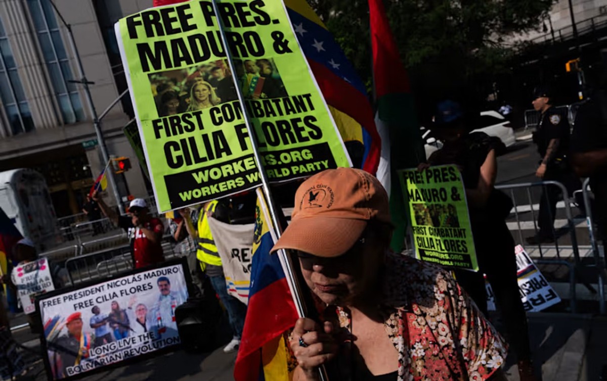 Maduro tərəfdarları Nyu-Yorkdakı məhkəmə binasının qarşısında toplaşıb