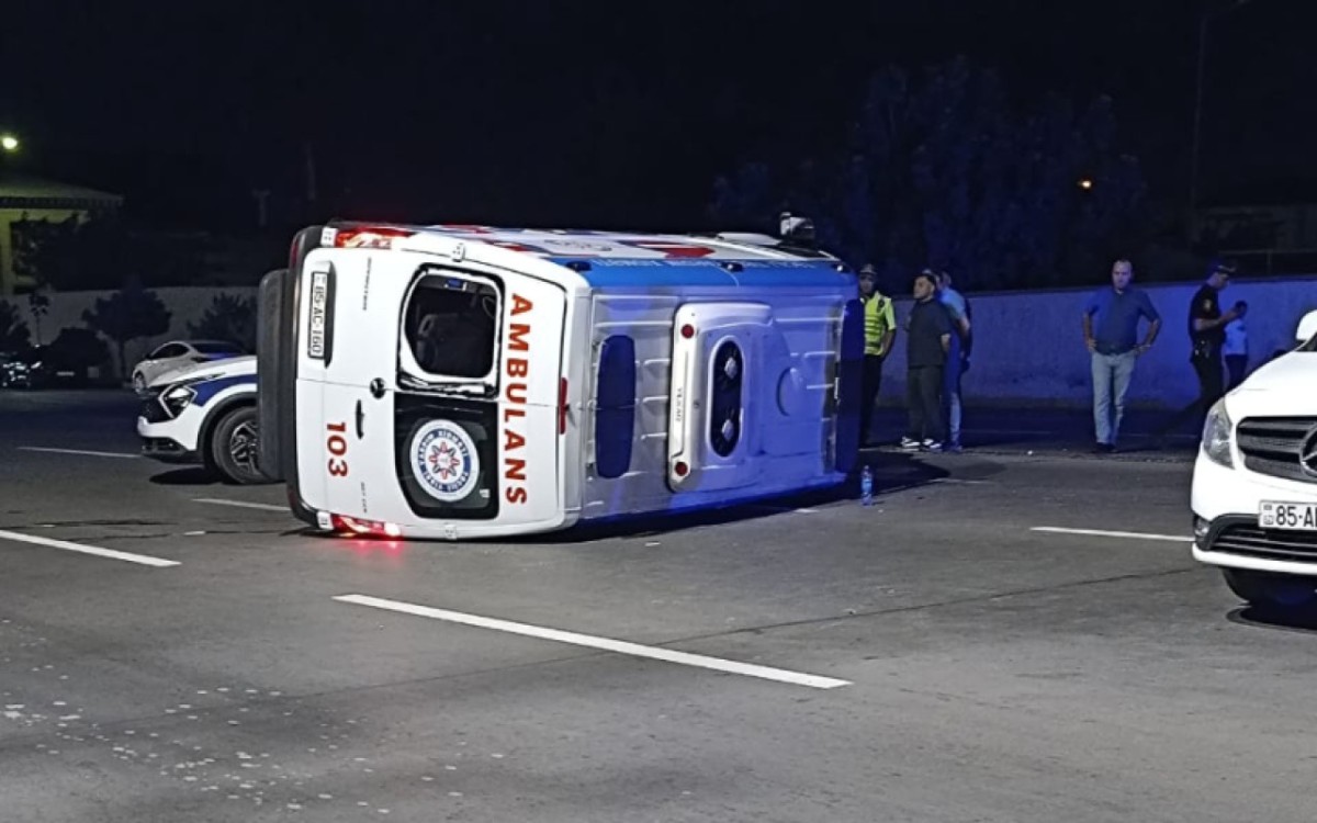 Təcili tibbi yardım avtomobili aşıb: 4 nəfər xəsarət alıb