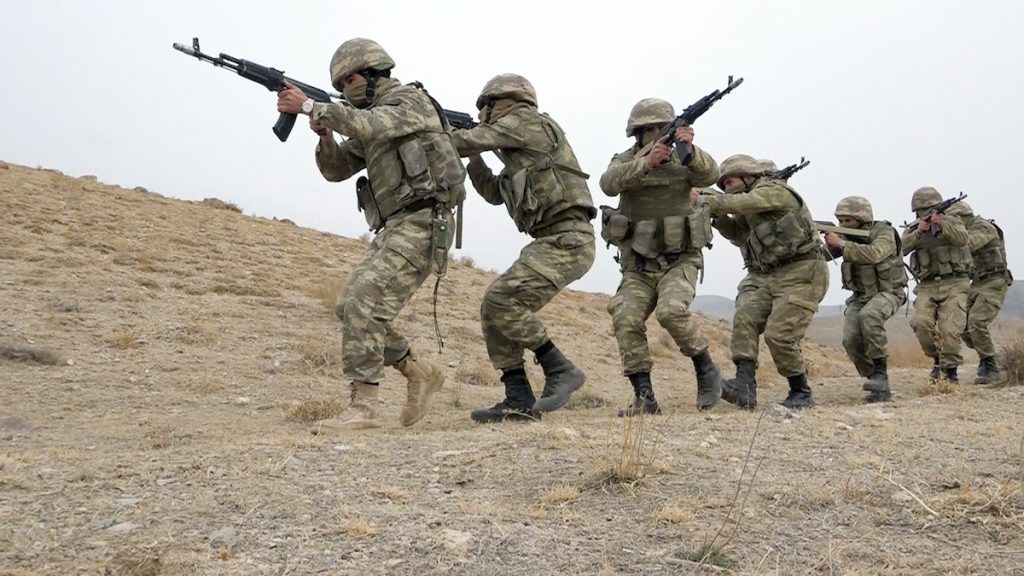 Əsgərlərin başını bir-birinə vurublar, qəlyan aldırıblar