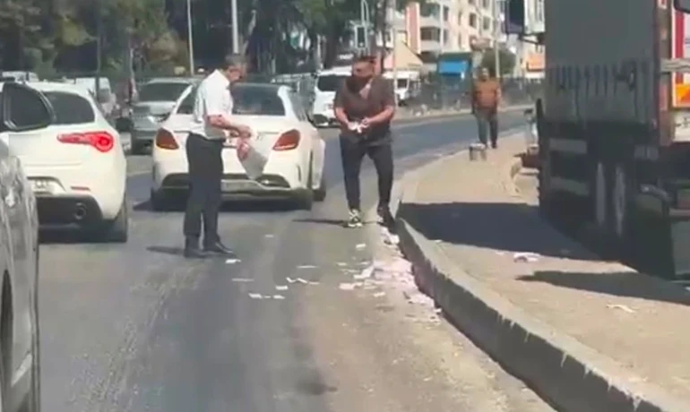 Küləkə uçan pullar: Minlərlə əskinas yola səpələndi -FOTO