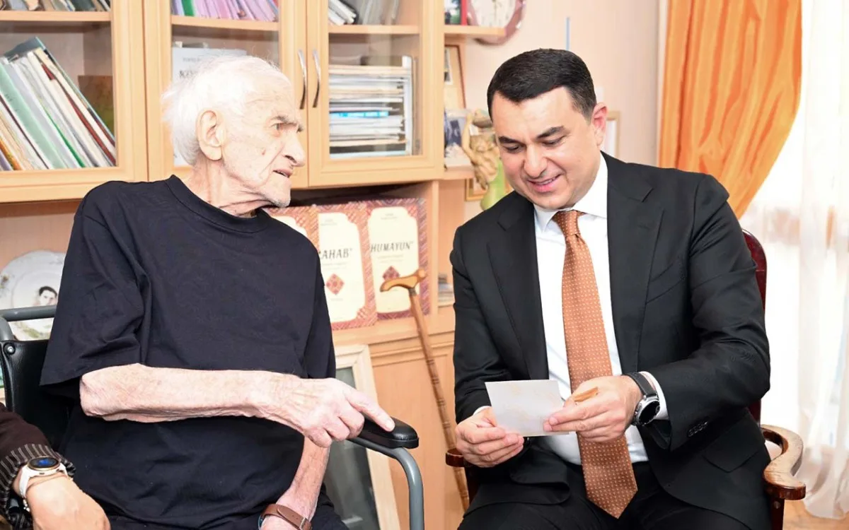 Nazir 96 yaşlı Xalq artistini evində ziyarət etdi - Fotolar