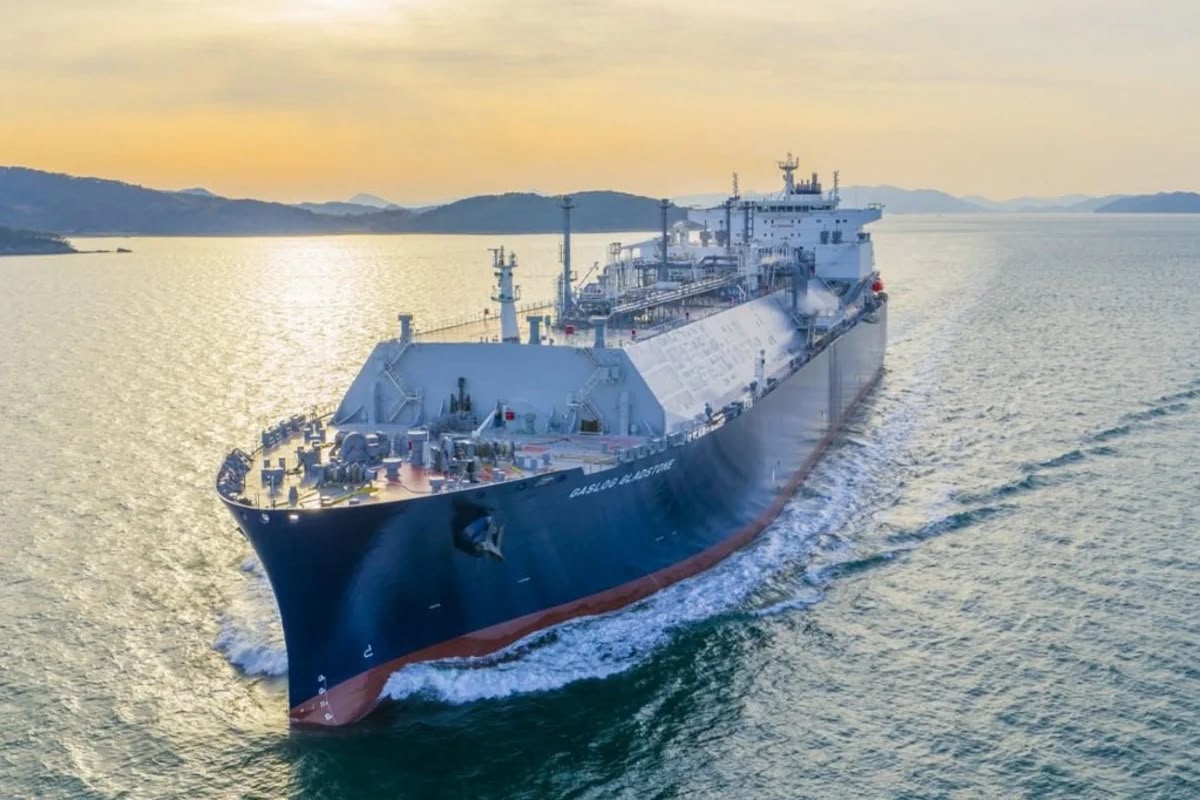 Hörmüz boğazında LNG daşıyan gəmi hücuma məruz qalıb
