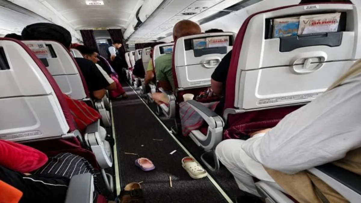 Air India təyyarəsi burulğana düşüb: 17 nəfər...
