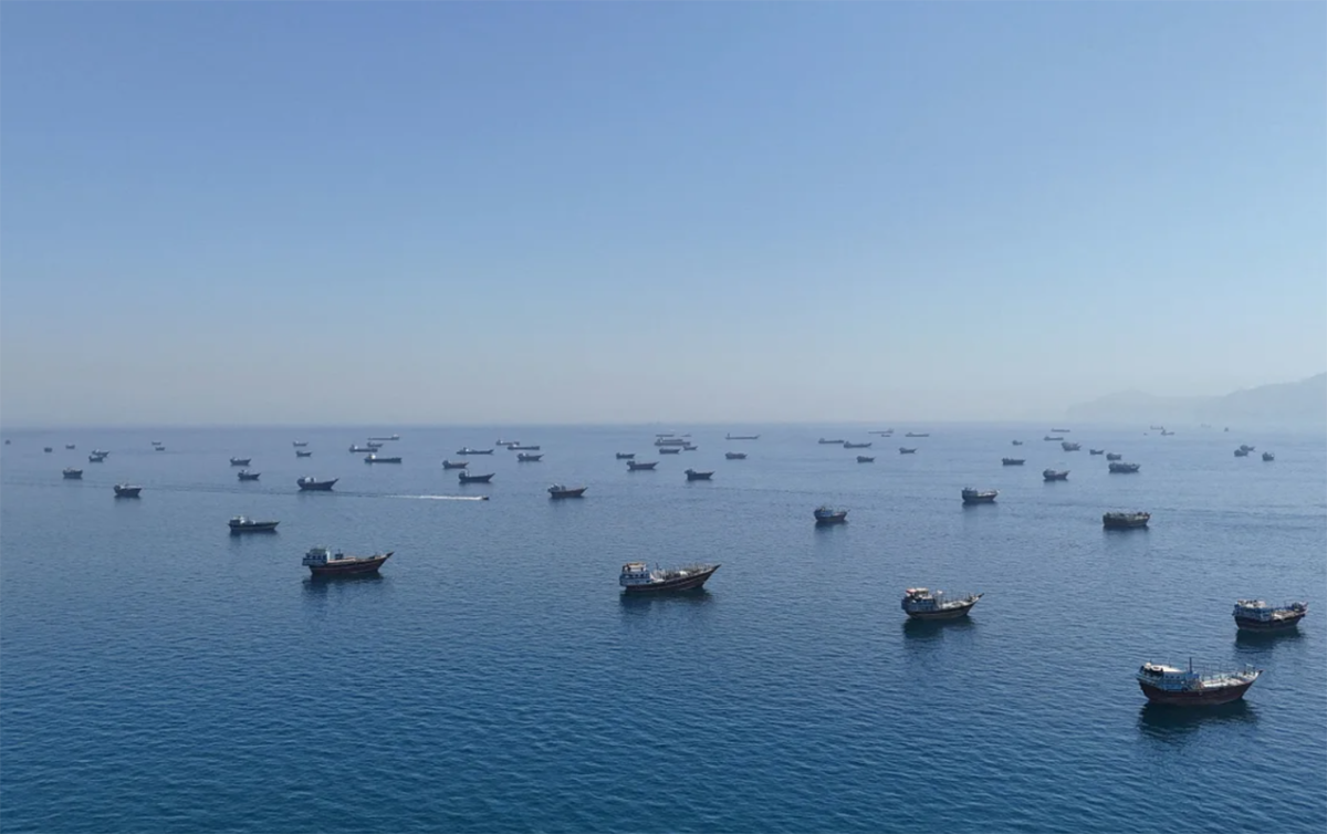 Oman sahillərində yük gəmisi vuruldu