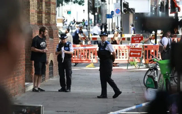 Londonda qadın bıçaqla insanlara hücum etdi - Yaralılar var