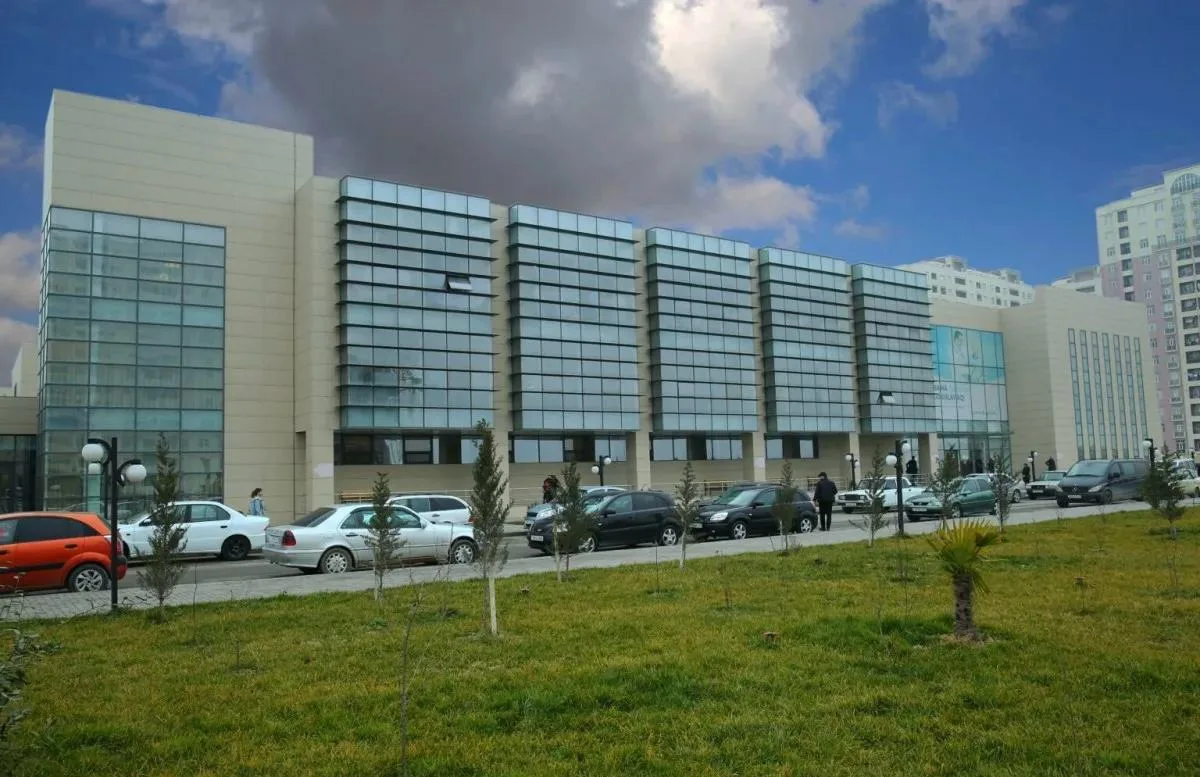 Abşeron Xəstəxanasının acınacaqlı vəziyyəti: Saatlarla çəkən uzun növbələr, gözləməkdən yorulan vətəndaşlar...