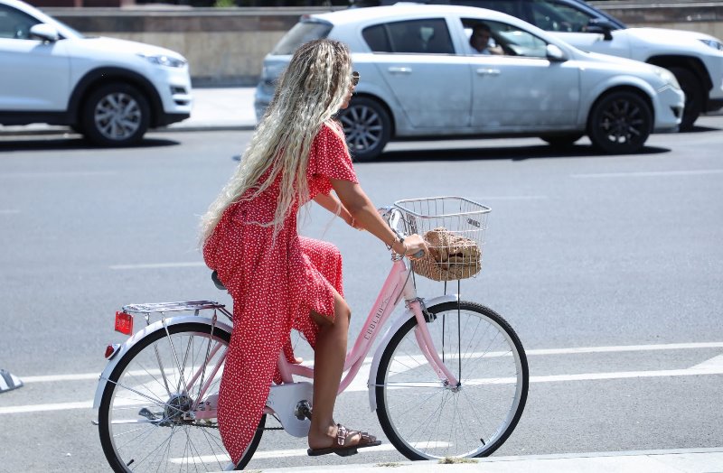 AMEA əməkdaşı maşını velosipedlə əvəz etdi - FOTOLAR