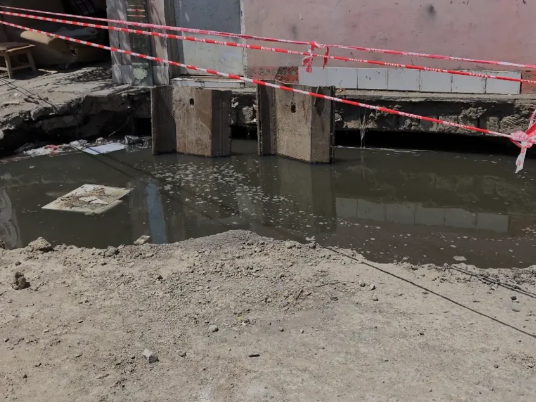 Sumqayıtda yol çökdü: Yaşayış binasına doğru irəliləyir