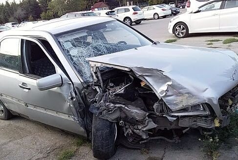 Mercedes işıq dirəyinə çırpıldı: Xəsarət alanlar var