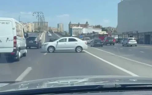 Maşını yolun ortasında saxlayan sürücü saxlanıldı
