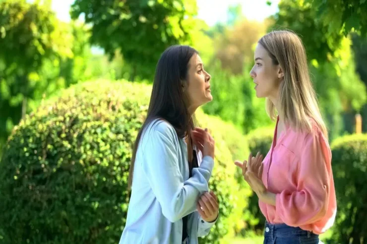 İnsanlar başqalarının sözünü niyə kəsir? 