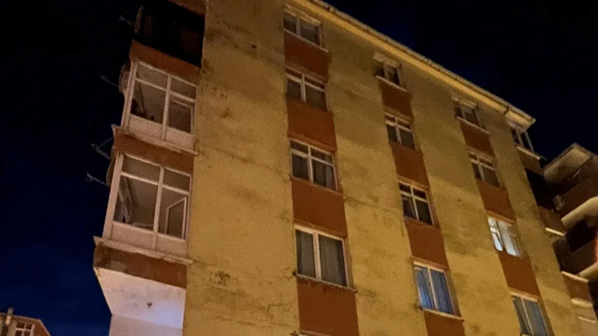 İstanbulda bina qismən uçdu: Sakinlər təxliyə edildi