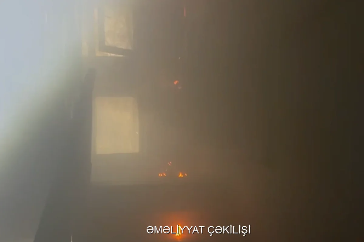 Sumqayıtda yaşayış binasında yanğın: Sakinlər təxliyə edilib - VİDEO