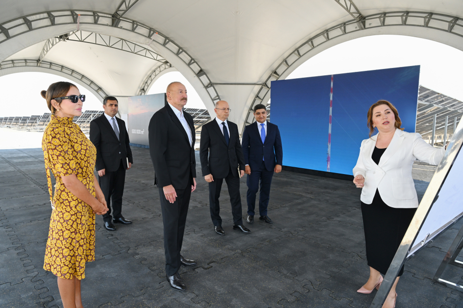 İlham Əliyev Naxçıvan şəhərində Şəms 1 və Qərbi Üfüq Günəş Elektrik stansiyalarında görülən işlərlə tanış olub