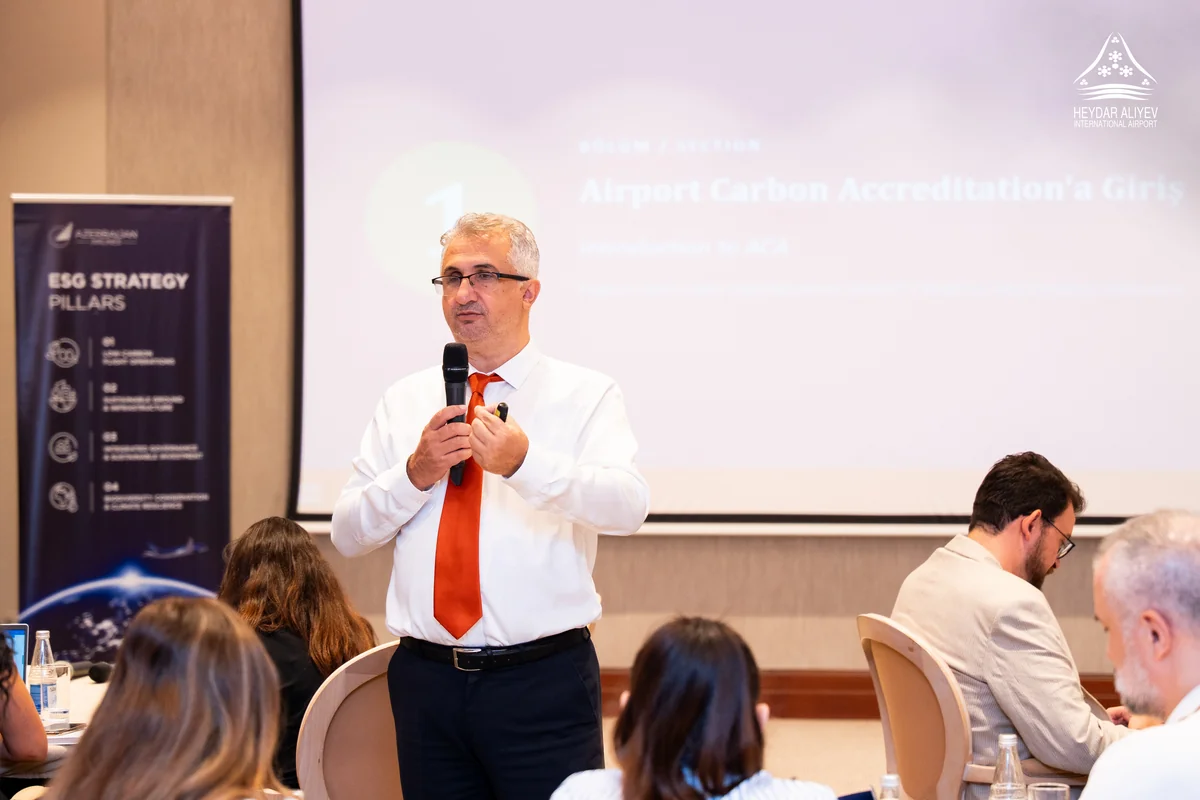 Aeroportda müzakirə keçirilib - FOTO