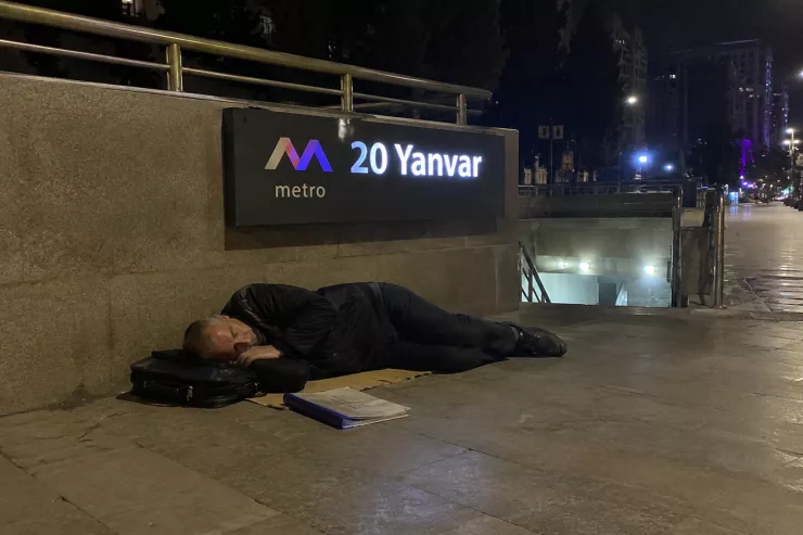 Bakıda müəllim küçədə yatdı, hər şeyi oğurlandı