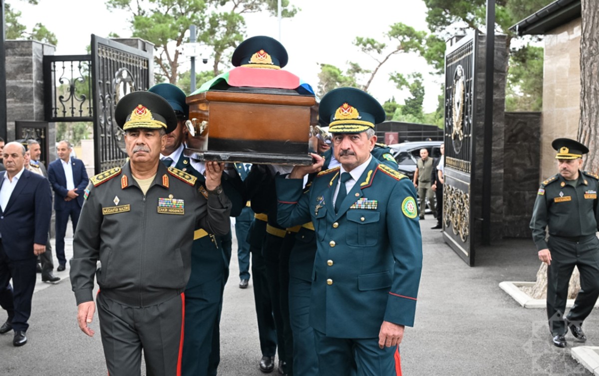 Zakir Həsənovla Elçin Quliyev generalın dəfnində - FOTOLAR