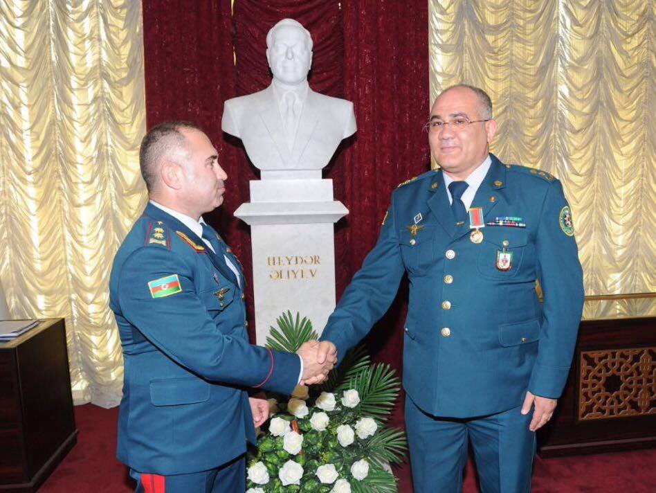Elçin Quliyev tanınmış məşqçini təltif etdi
