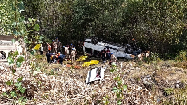 Türkiyədə mikroavtobus dərəyə aşdı: 4 ölü, 10 yaralı