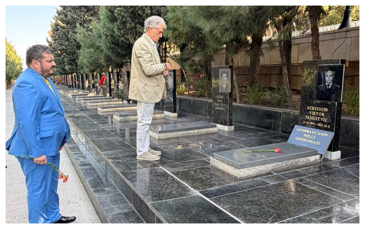 Viktor Yuşenko Şəhidlər xiyabanını ziyarət edib