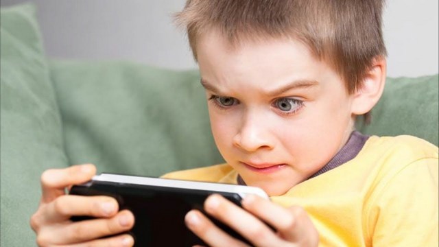 Telefon uşağın həyatında nəyi əvəz edir?