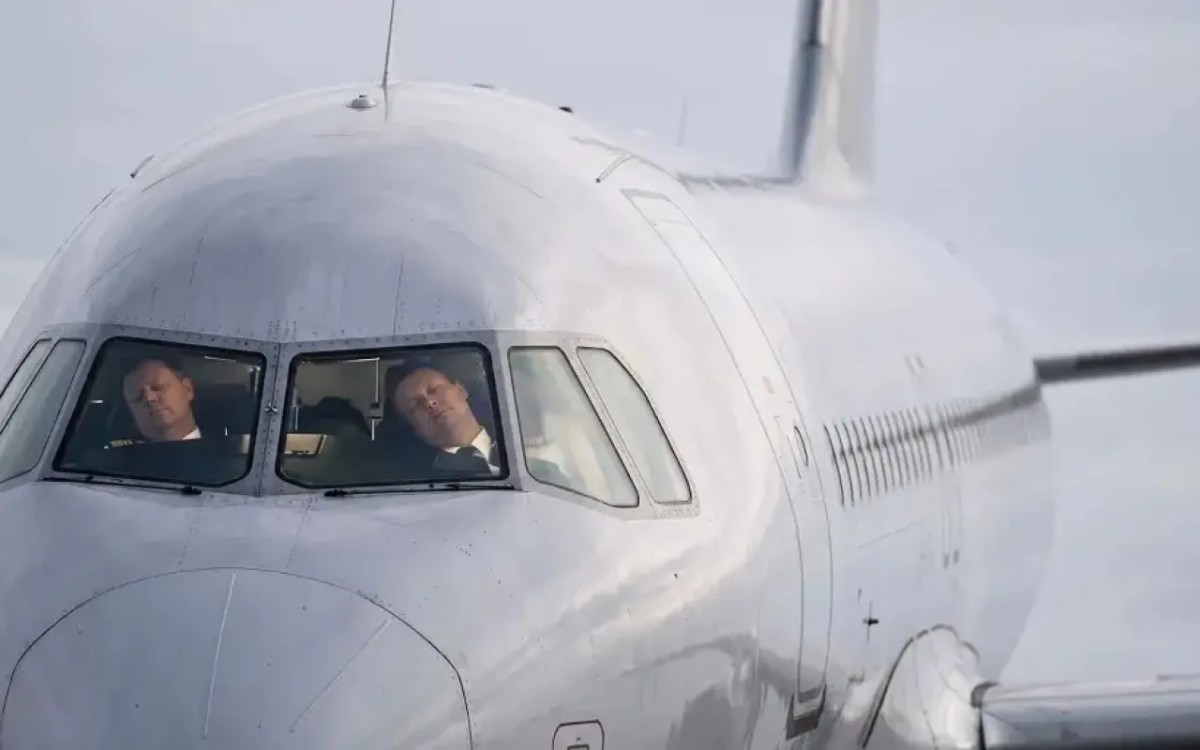 Uçuş zamanı pilotların ikisi də yatdı