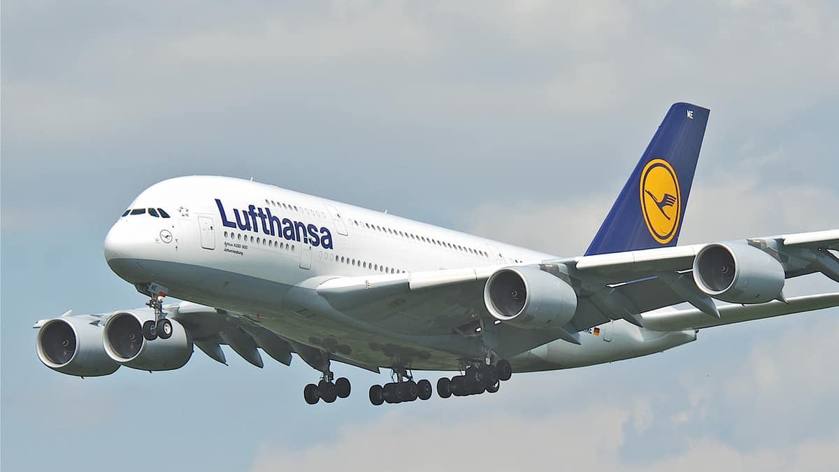  “Lufthansa” təyyarəsi Şotlandiyaya məcburi eniş edib