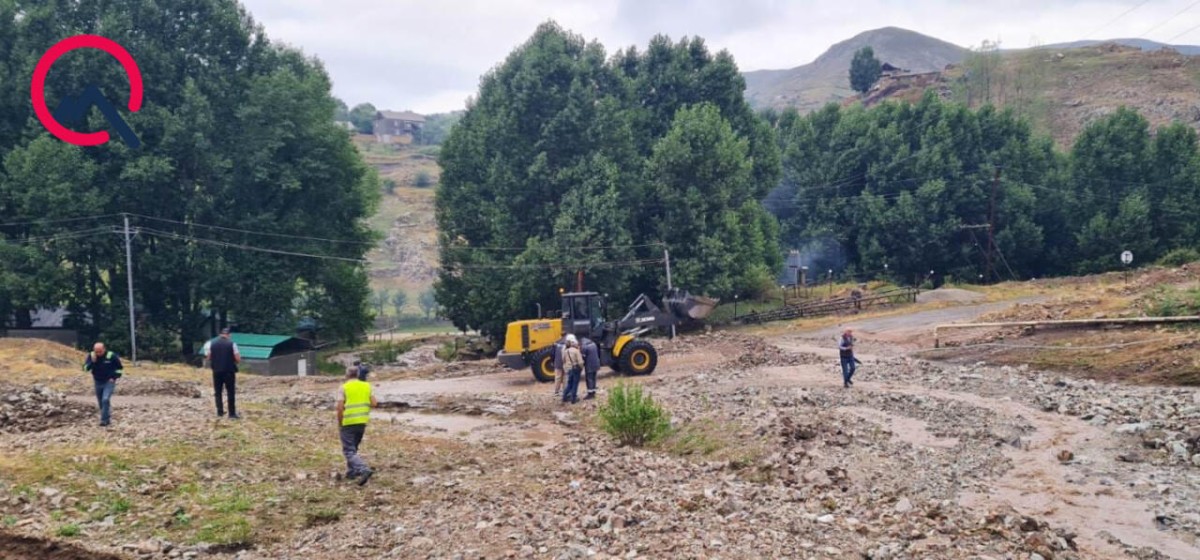 Daşkəsəndə sel suları: Qaya parçaları kəndin yolunu bağladı - FOTO