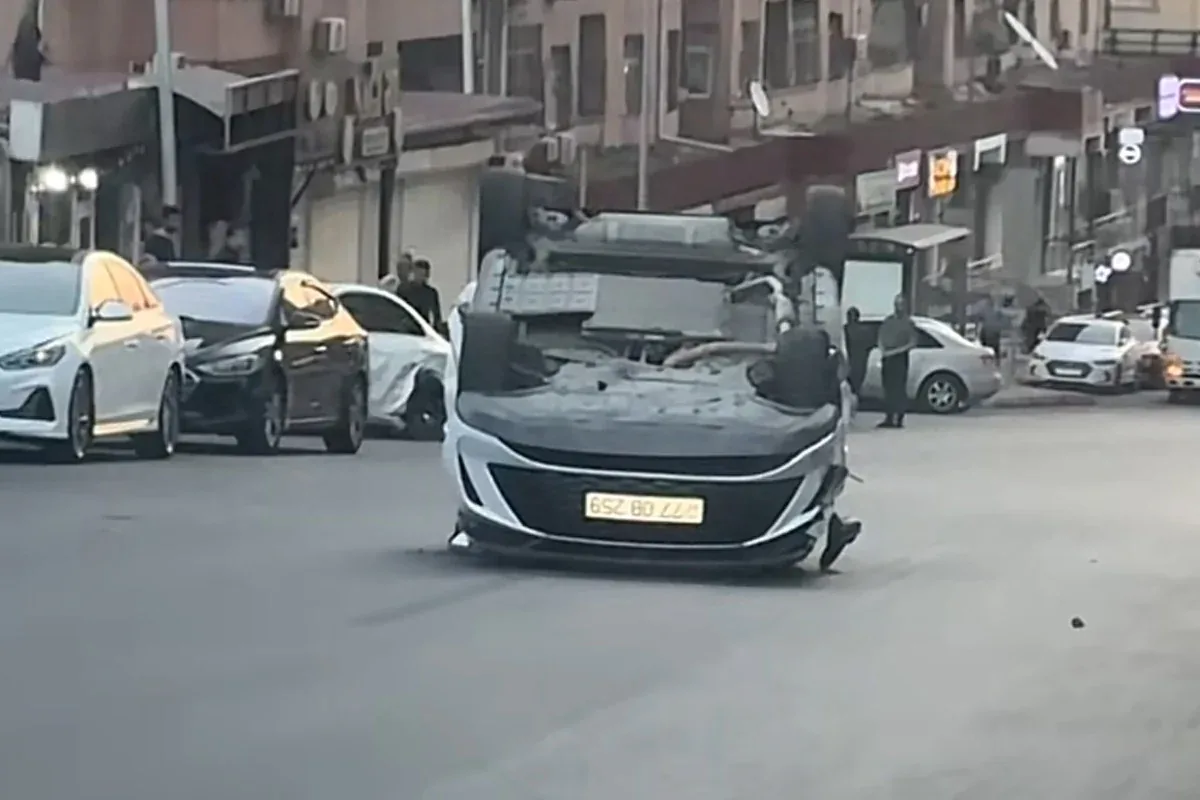 Bakıda sürücü idarəetməni itirdi: Avtomobil aşdı