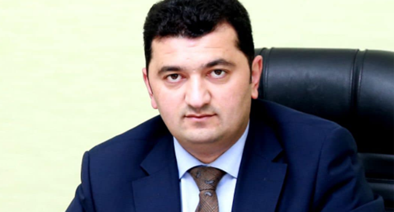 Vəzifəli şəxs "Green Card" uddu, ölkədən getdi