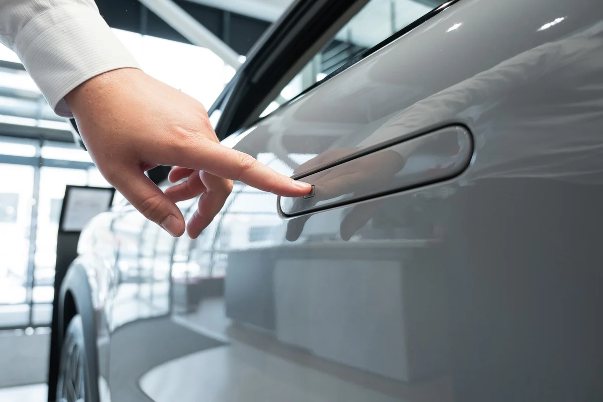 "Tesla" Çindən milyonlarla elektromobilini geri çağırır - SƏBƏB