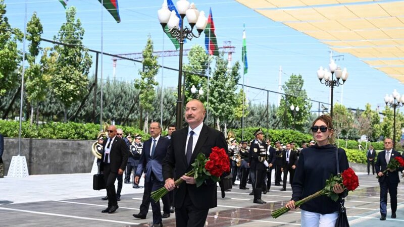 İlham Əliyev və birinci xanım Daşkənddə Ümummilli Lider Heydər Əliyevin memorial kompleksində olublar - VİDEO