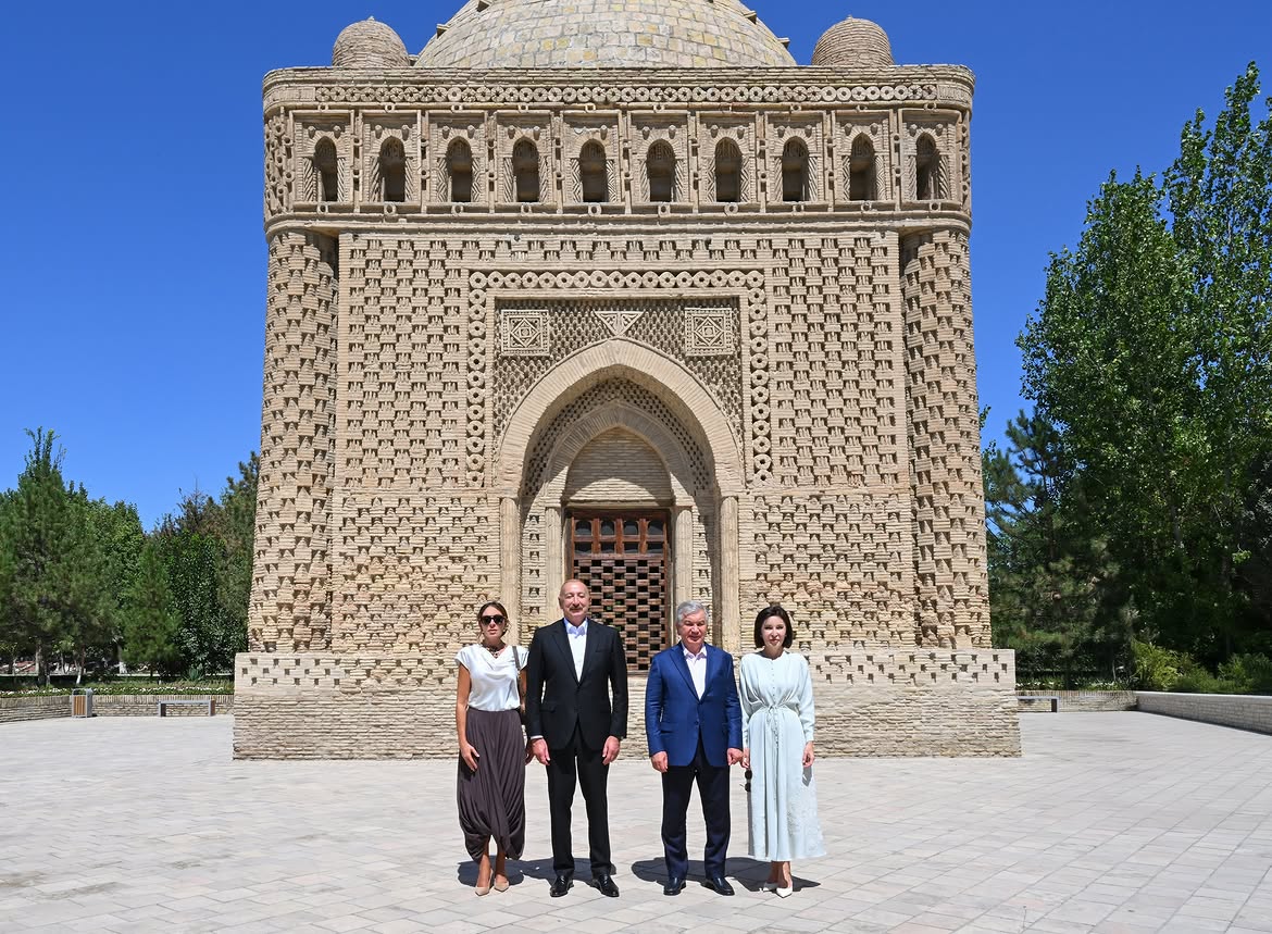 Prezident ailəsinin İsmayıl Samani türbəsindən - FOTOLARI