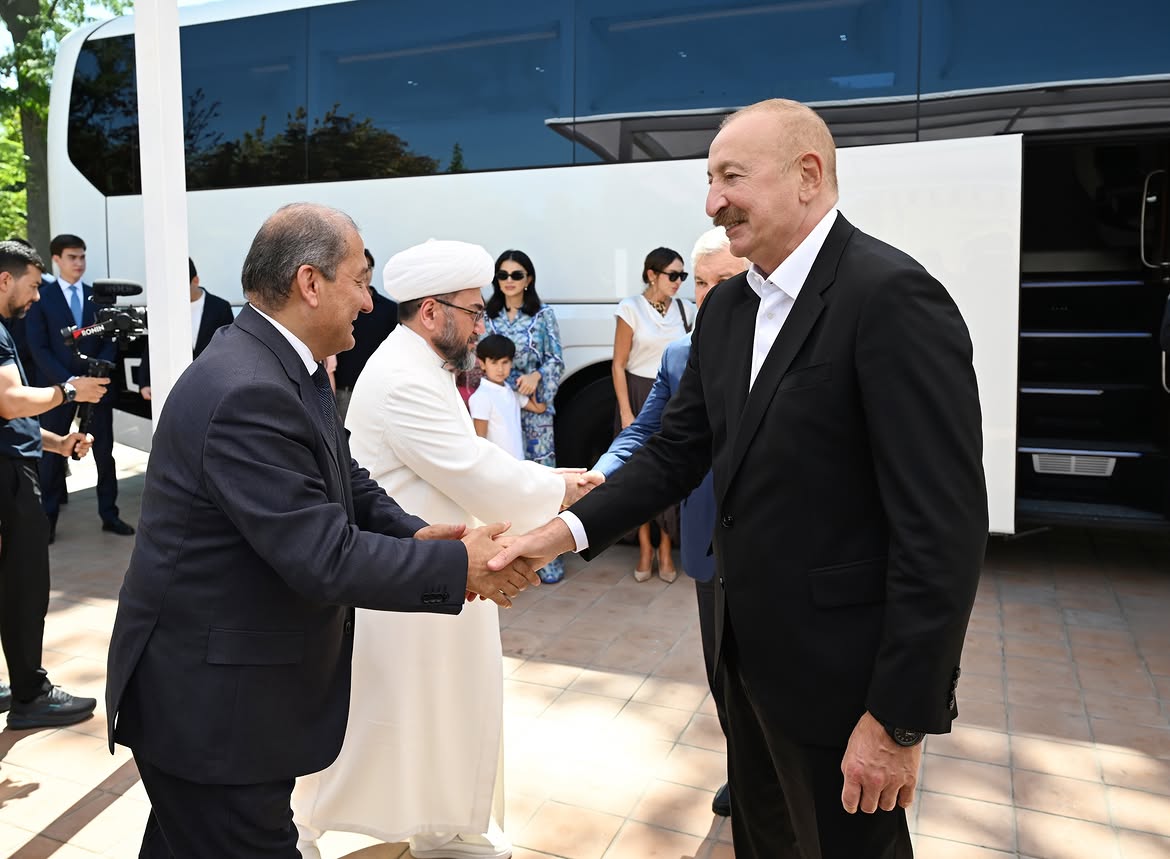 Prezident ailəsinin İsmayıl Samani türbəsindən - FOTOLARI