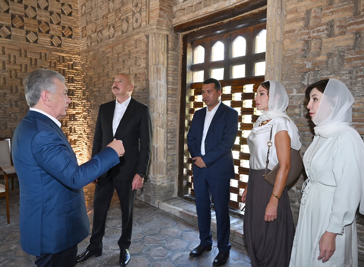 Prezident ailəsinin İsmayıl Samani türbəsindən - FOTOLARI
