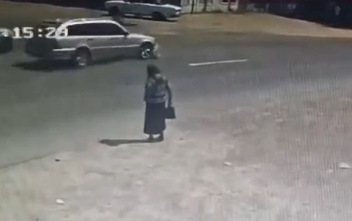 Anasının gözləri qarşısında maşın vurub öldürdü - Video
