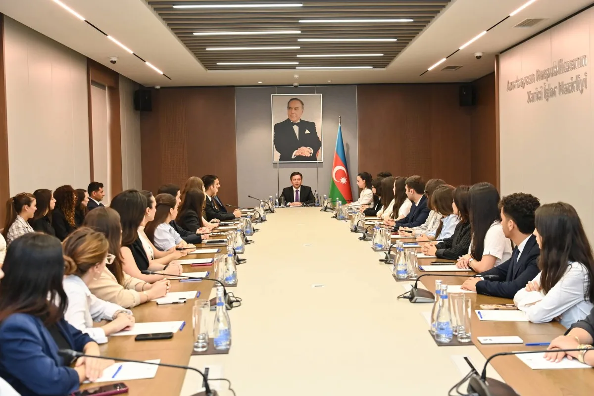 Yalçın Rəfiyev IV “Maarifçi” tələbə-məzun proqramının iştirakçıları ilə görüşüb - FOTO