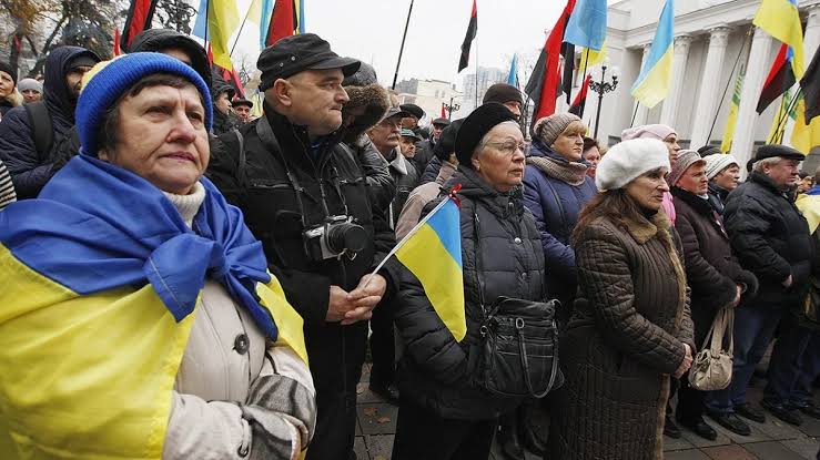 Ukrayna xaricdəki vətəndaşlar üçün sosial müavinətləri azaldır