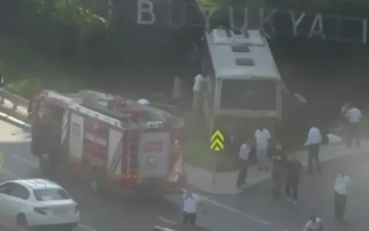 İstanbulda avtobus divara çırpılıb: ölən və yaralılar var