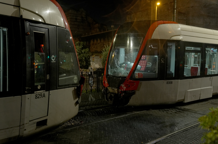 İstanbulda tramvaylar toqquşdu: Yaralılar var