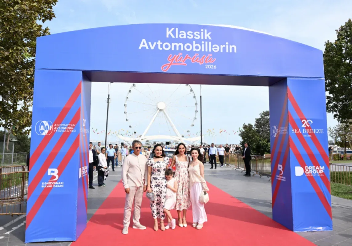 Leyla və Arzu Əliyeva klassik avtomobillərin yürüşünü izləyiblər