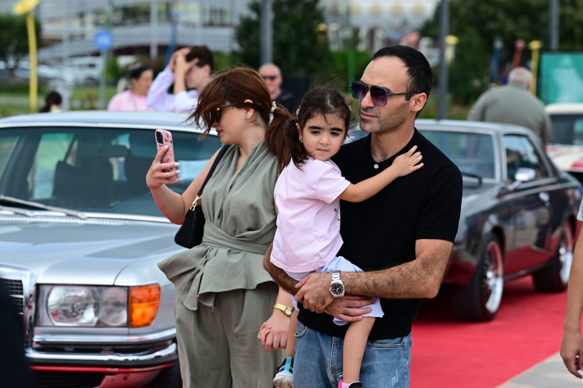 Bulvardakı klassik avtomobil sərgisində izdiham - FOTOLAR