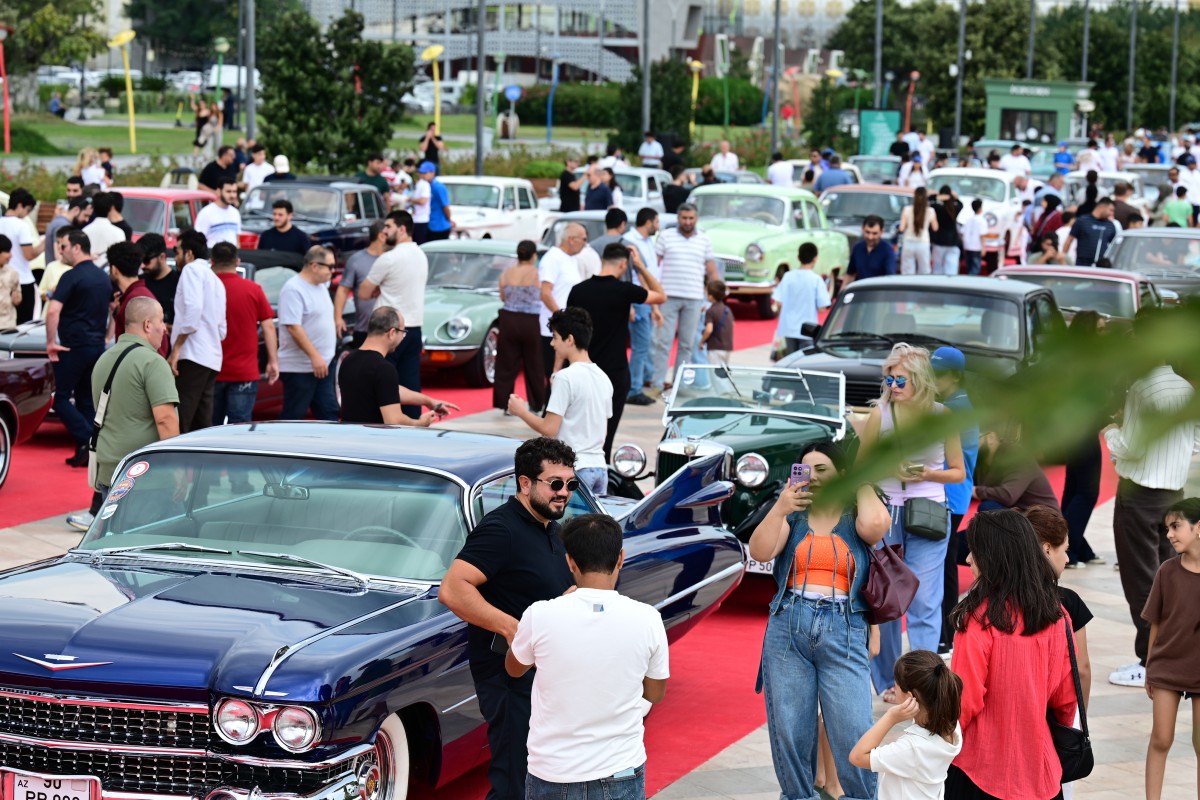 Bulvardakı klassik avtomobil sərgisində izdiham - FOTOLAR