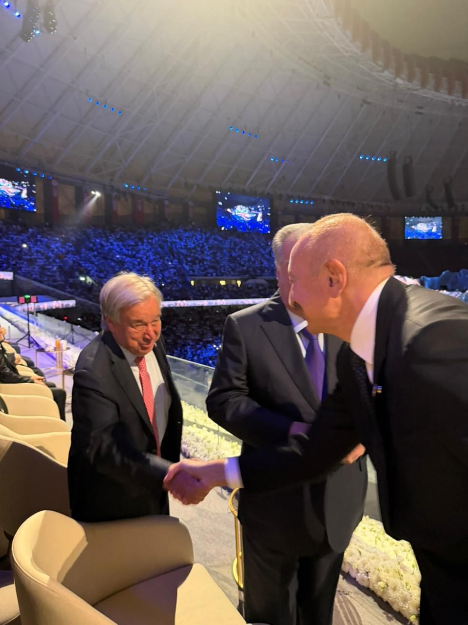 Prezident onlarla ayaqüstü söhbət etdi - FOTOLAR