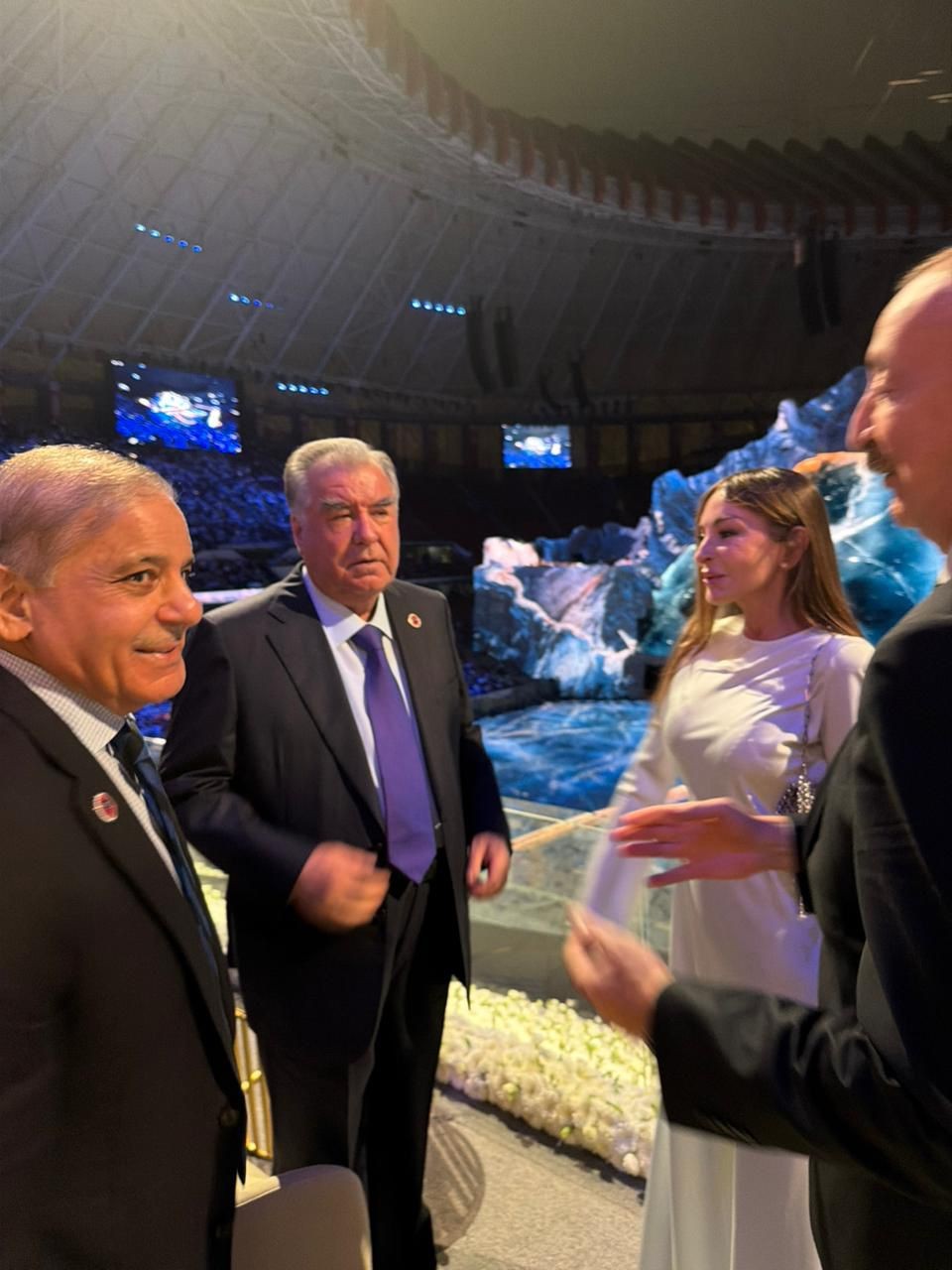 Prezident onlarla ayaqüstü söhbət etdi - FOTOLAR