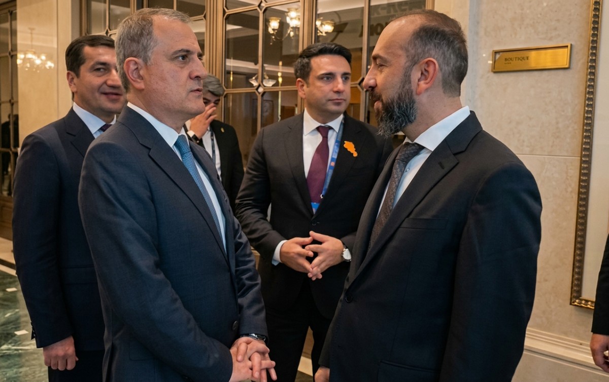 Bayramovla Mirzoyan arasında qısa söhbət olub - VİDEO
