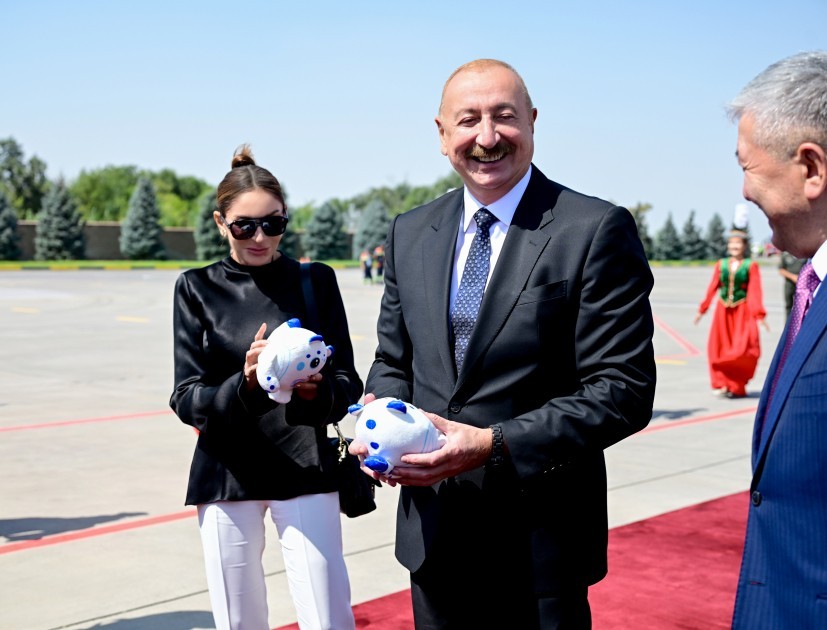Prezident Qırğızıstana işgüzar səfərə getdi - FOTO